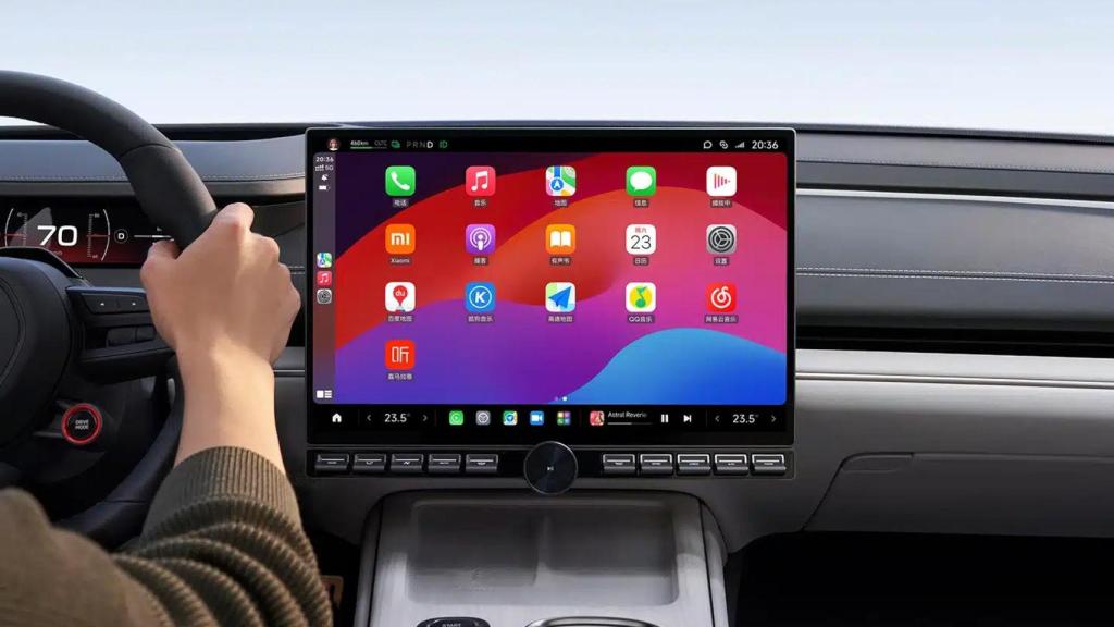 Interior del Xiaomi SU7 con Apple Carplay en la pantalla táctil