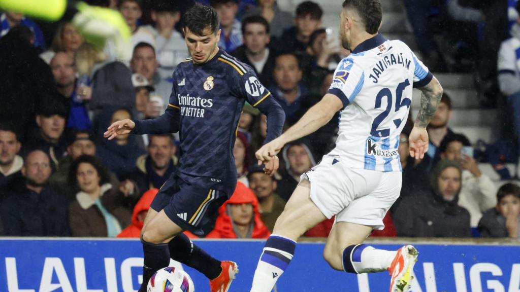 Brahim se lleva el balón en el partido ante la Real Sociedad.