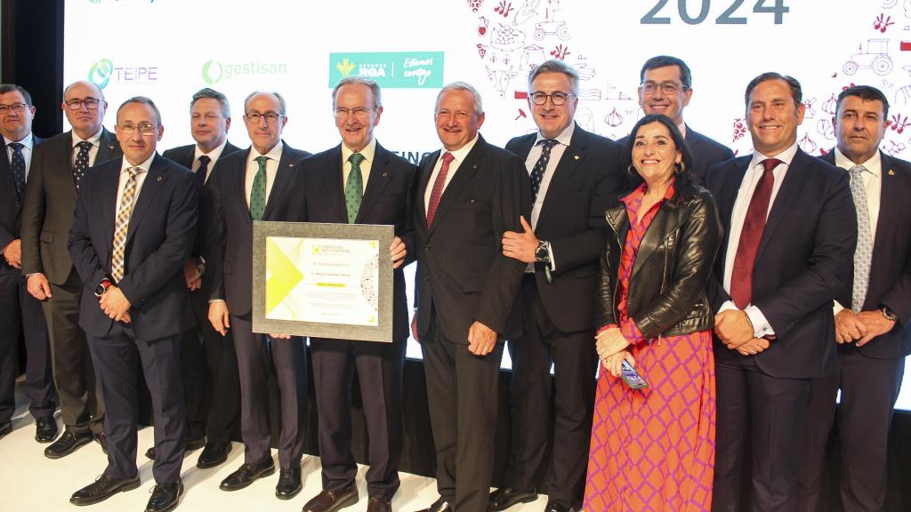 Cooperativas Agro-alimentarias de Castilla-La Mancha entrega su Insignia de Oro a Carlos de la Sierra