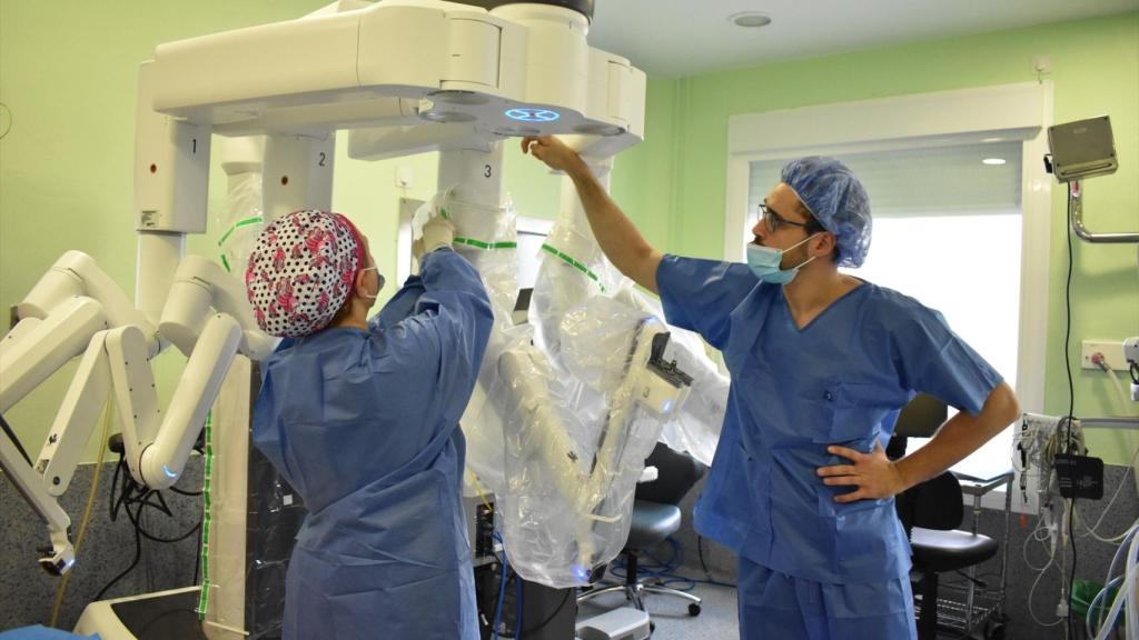 Un equipo médico, utilizando Da Vinci.
