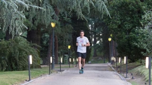 El presidente del Gobierno, en una imagen difundida por su equipo, haciendo ejercicio en Moncloa.
