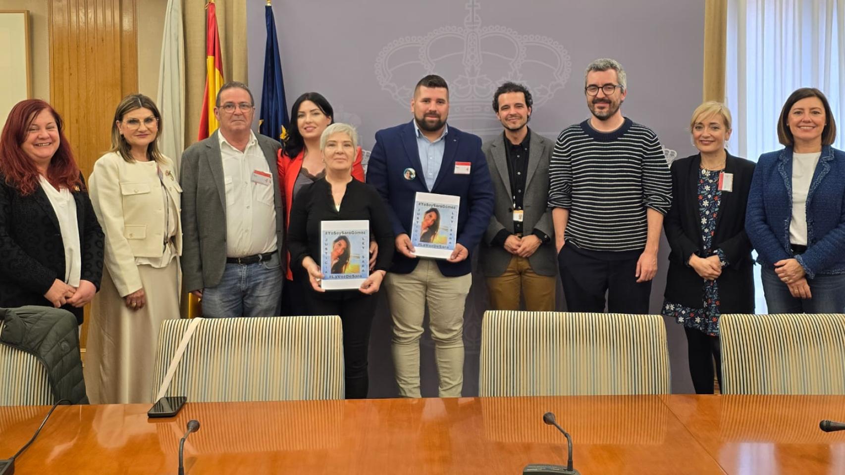 La familia de la difunta Sara Gómez, este jueves, posando con el secretario de estado de Sanidad, Javier Padilla, antes de mantener una reunión de trabajo.