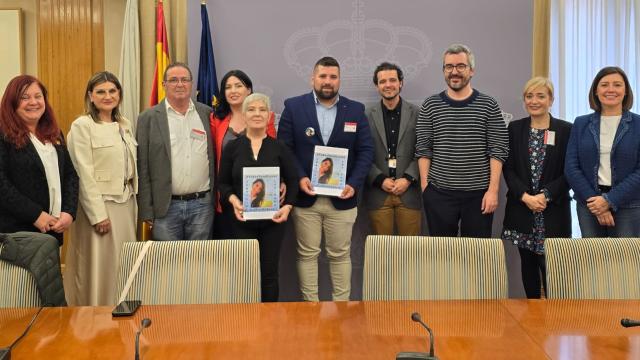 La familia de la difunta Sara Gómez, este jueves, posando con el secretario de estado de Sanidad, Javier Padilla, antes de mantener una reunión de trabajo.