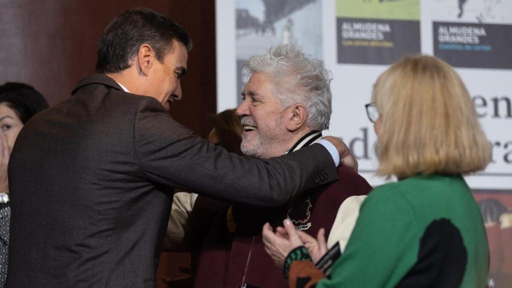 Pedro Sánchez abrazando a Pedro Almodóvar en 2022.