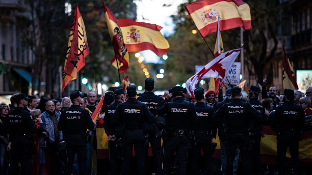 Decenas de personas durante las manifestaciones en contra del presidente del Gobierno, Pedro Sánchez.