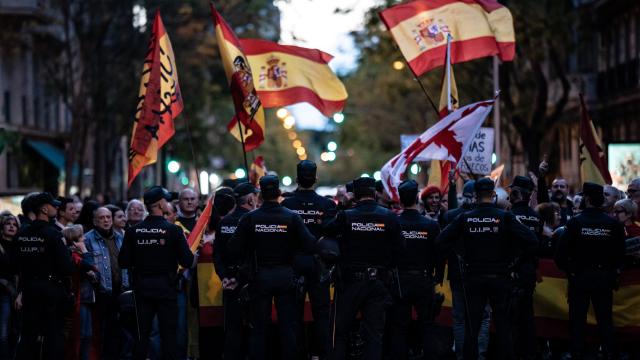 Decenas de personas durante las manifestaciones en contra del presidente del Gobierno, Pedro Sánchez.