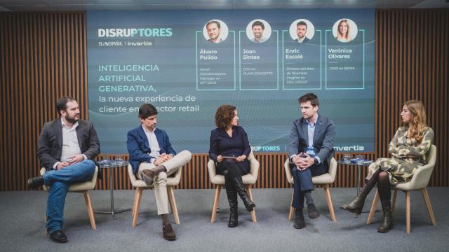 De izquierda a derecha: Álvaro Pulido, Retail Data&Analytics Manager en NTT DATA; Joan Sintes, CCO en Plain Concepts; Noelia Hernández, redactora jefa en DISRUPTORES;  Enric Escalé, director del área de 'Business Insights' de SDG Group; y Verónica Olivares, directora de marketing en Sepiia.