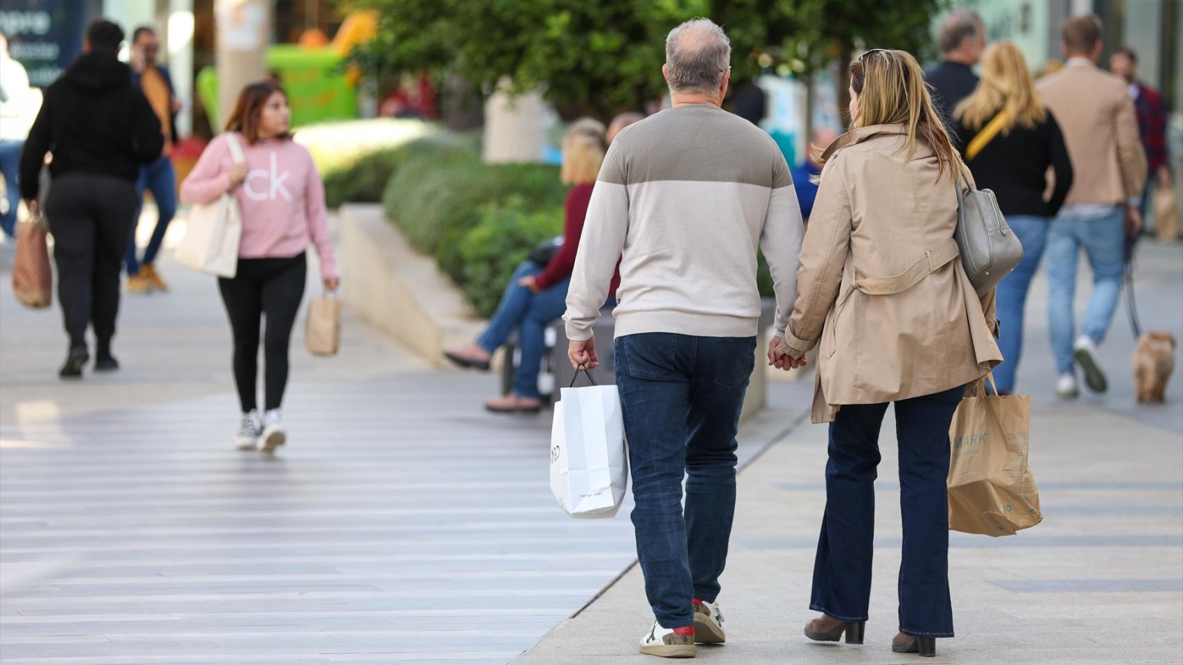 Personas paseando, en una imagen de archivo.