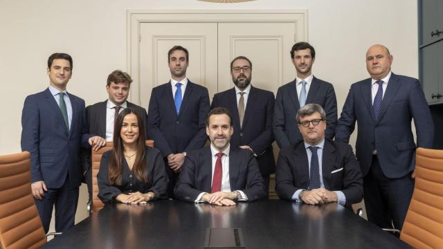 El equipo fundacional de Anta Asset Management, con Jacobo Anes en el centro inferior de la imagen y Patricia López, a su izquierda.