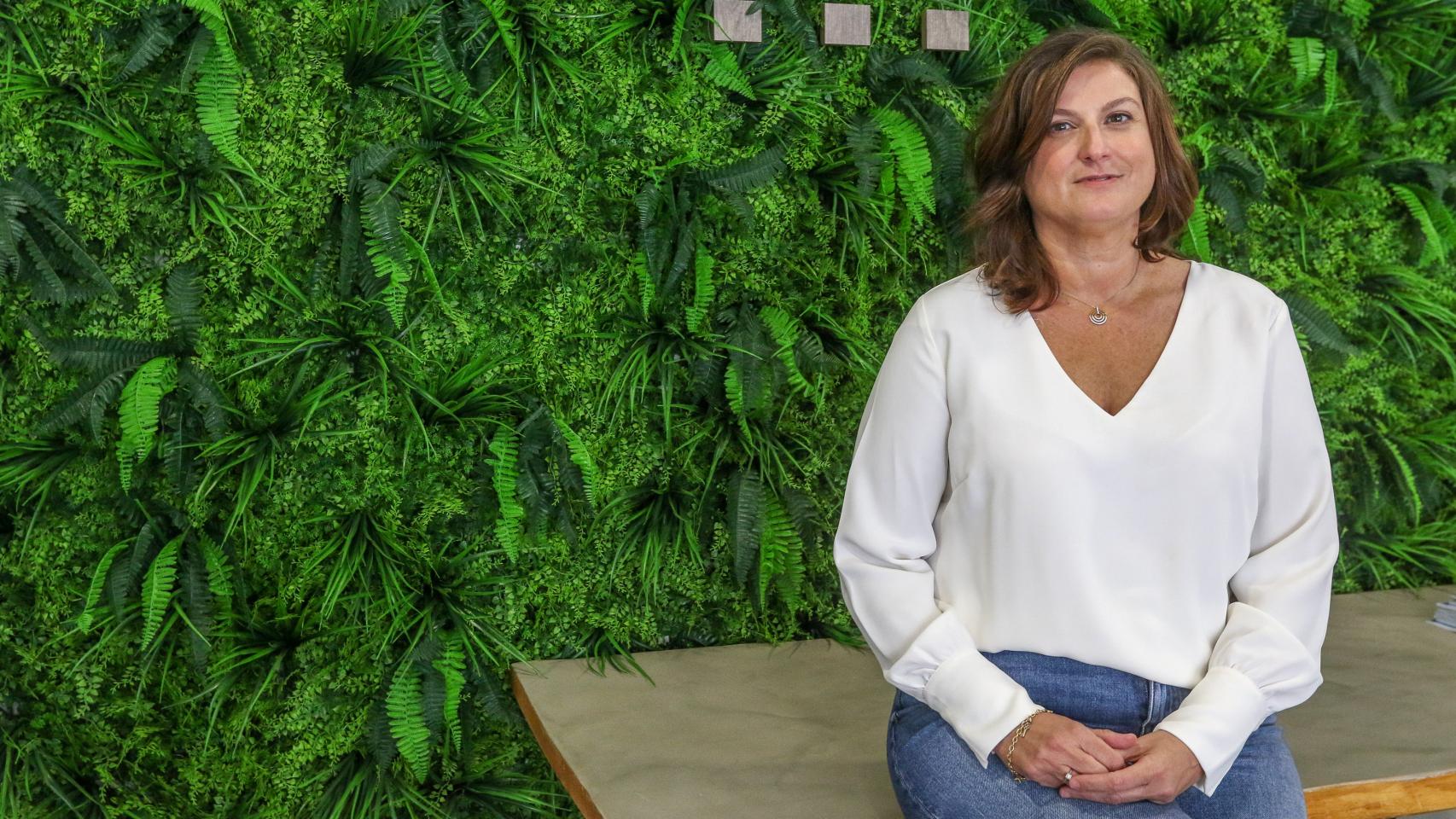 Rocío García posa en la sede de Amupema.