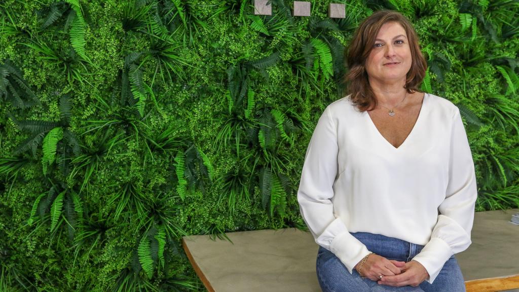 Rocío García posa en la sede de Amupema.