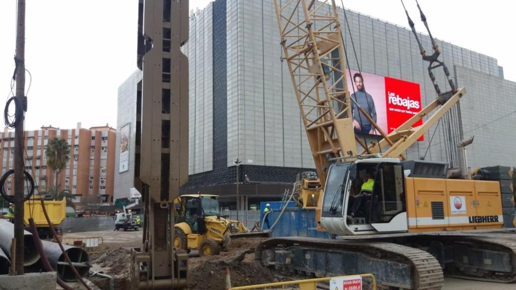 Imagen de archivo de una máquina pantalladora cerca de El Corte Inglés.