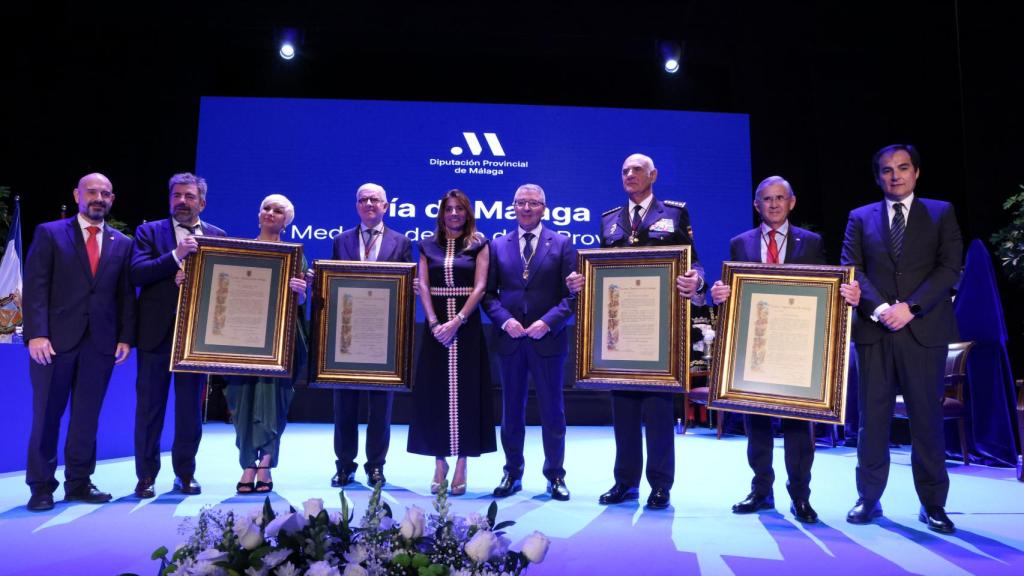 Fotografía de familia de los premiados junto a Francisco Salado y Ana Mata.