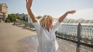 Mujer sonriente al aire libre.
