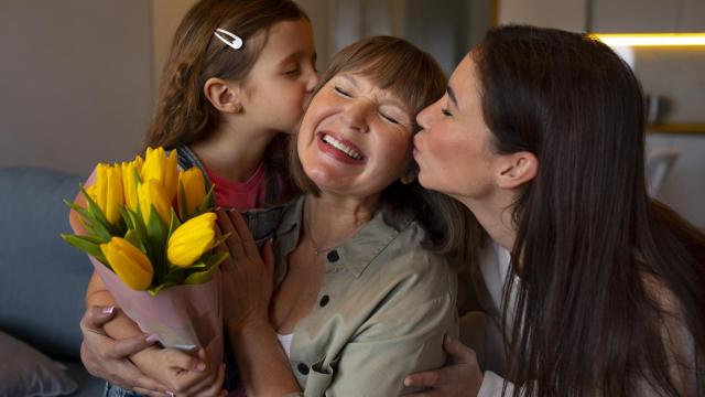 Tres mujeres felices.