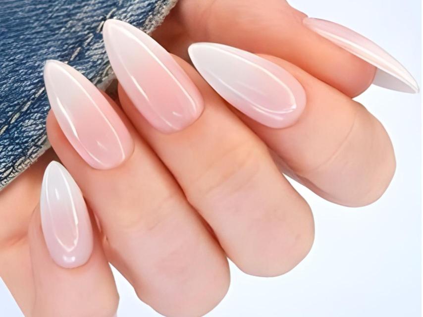 Modelo uñas 'baby boomer'