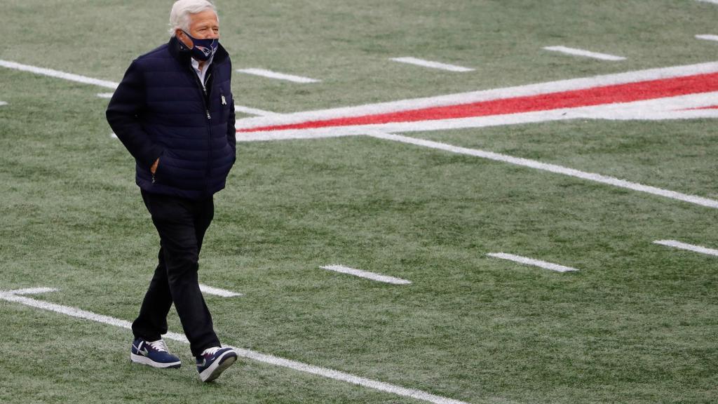 Robert Kraft, propietario de New England Patriots, caminando sobre el cesped del estadio.
