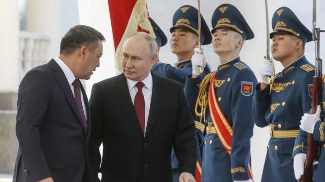Sadyr Zhaparov, presidente de Kirguistán, junto a Vladímir Putin en su visita en octubre de 2023.