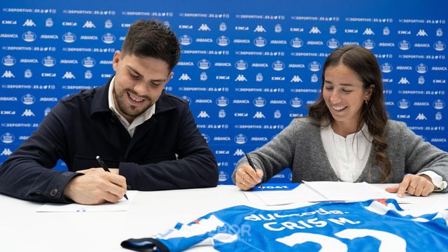Cris Martínez, durante la firma de su contrato