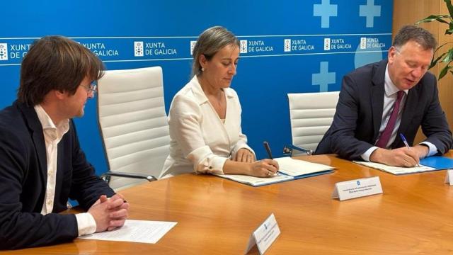 Imagen de archivo de la exconselleira de Infraestruturas, Ethel Vázquez, en la firma de un convenio.