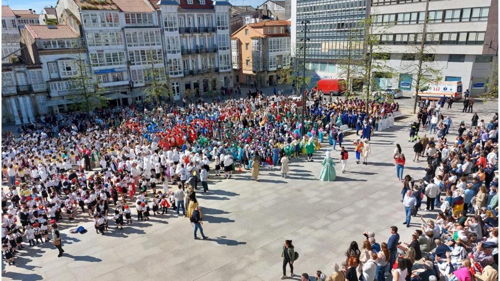 Edición de 2023, que congregó a multitud de escolares en plaza de Armas para bailar juntos un ‘minué’