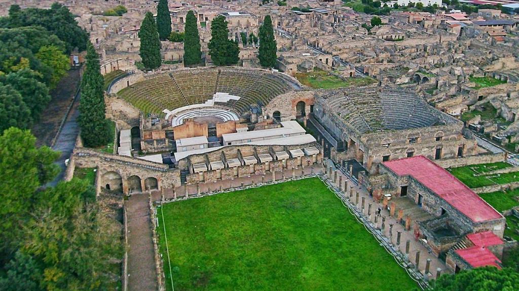 Ciudad de Pompeya en la actualidad. El Vesubio al fondo.