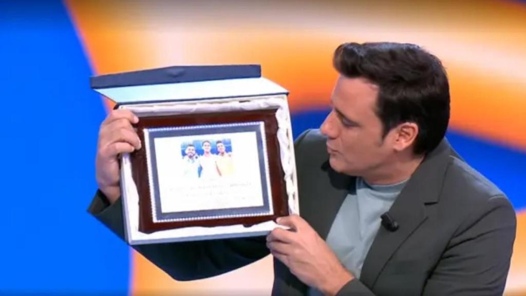 Ion Arramendi durante el programa con la placa para los Mozos de Arousa.