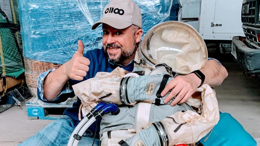 López Urdiales con un traje de astronauta.