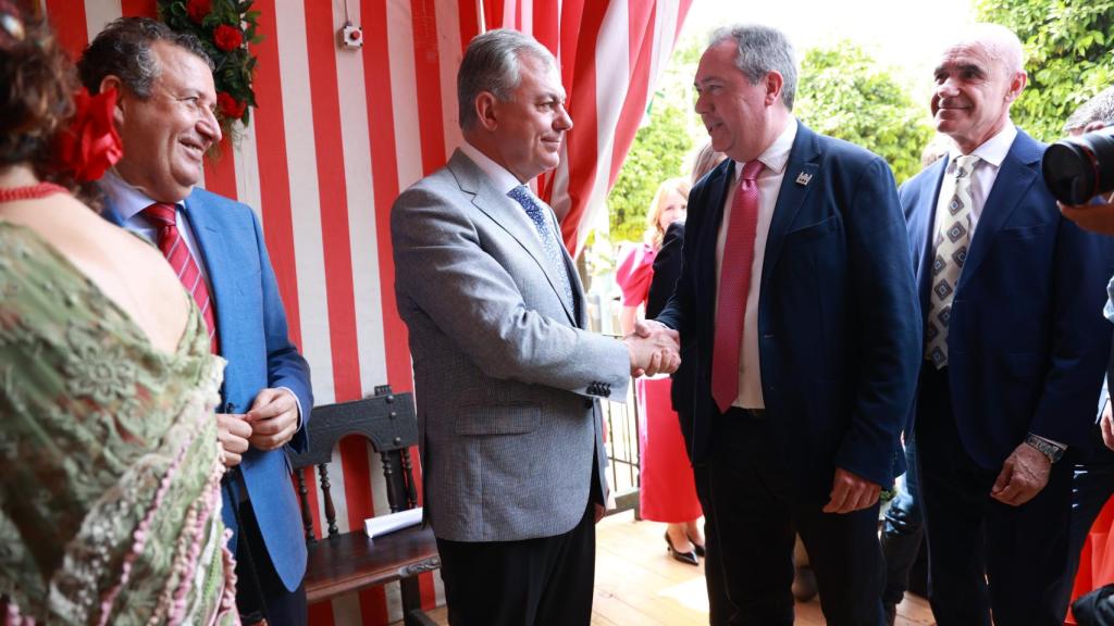 José Luis Sanz recibe en la caseta municipal a Juan Espadas, impulsor de la anterior consulta.