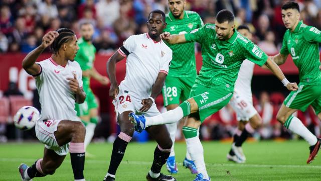 Guido Rodríguez ante Badé en un lance del derbi de la primera vuelta.