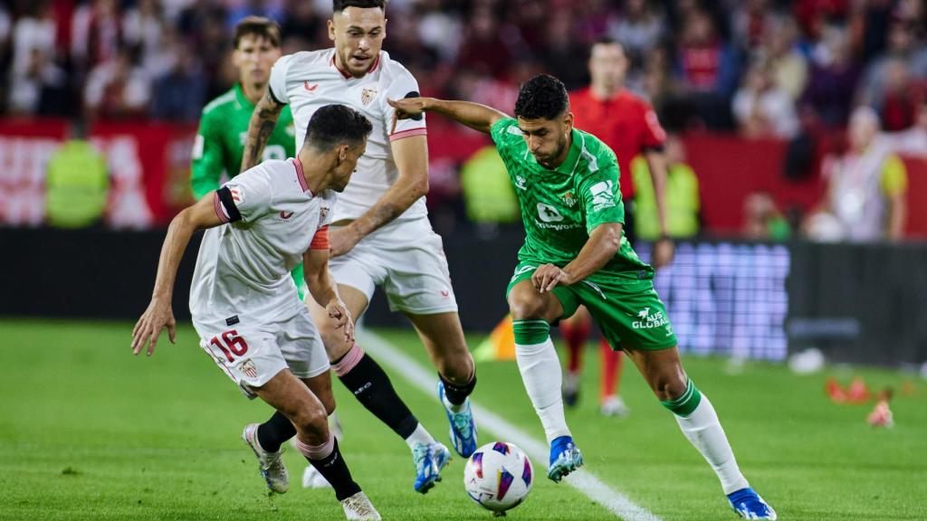 Ayoze encara a Jesús Navas en el derbi de la primera vuelta.