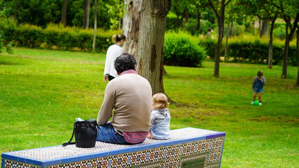Niños jugando en el parque de María Luisa.