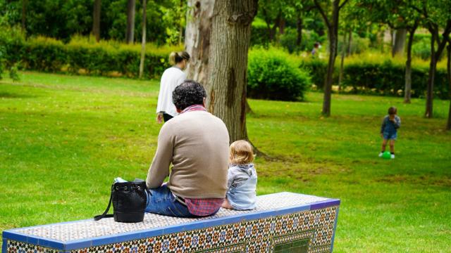 Niños jugando en el parque de María Luisa.