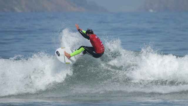 Una joven toma una ola en la playa de Patos.