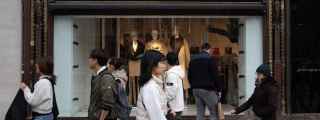 Escaparate de la tienda Adolfo Domínguez en el Paseo de Gracia en Barcelona.