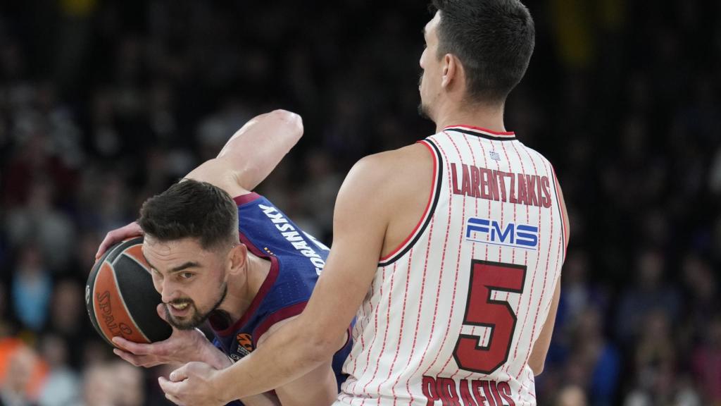 Satoranksy protege el balón.