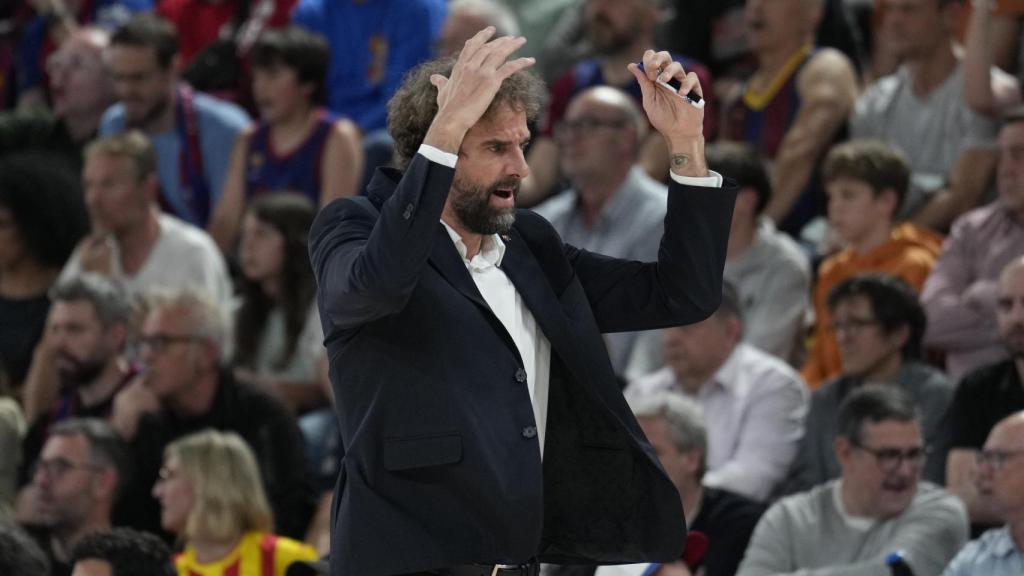 Roger Grimau, cabreado en la banda.