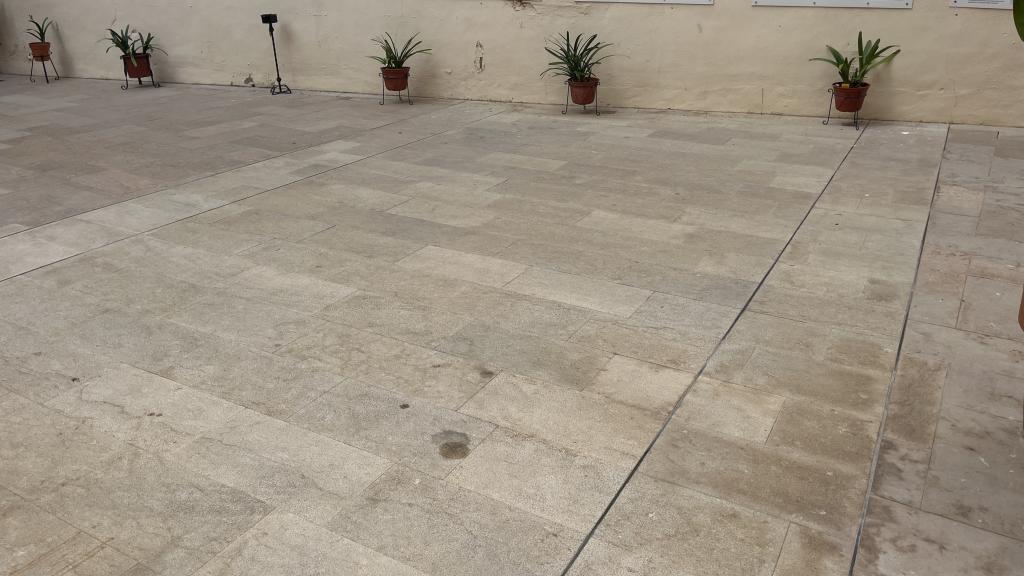 Líneas trazadas en las losas del suelo para dar una idea al visitante de los límites de la spina. EE