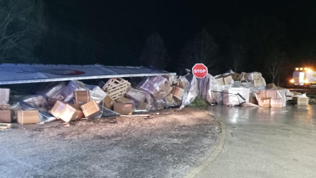 Carga perdida por el camión tras el accidente