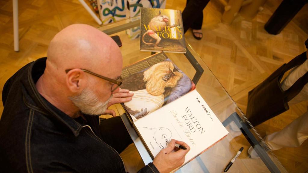 El pintor Walton Ford firma que te firma.