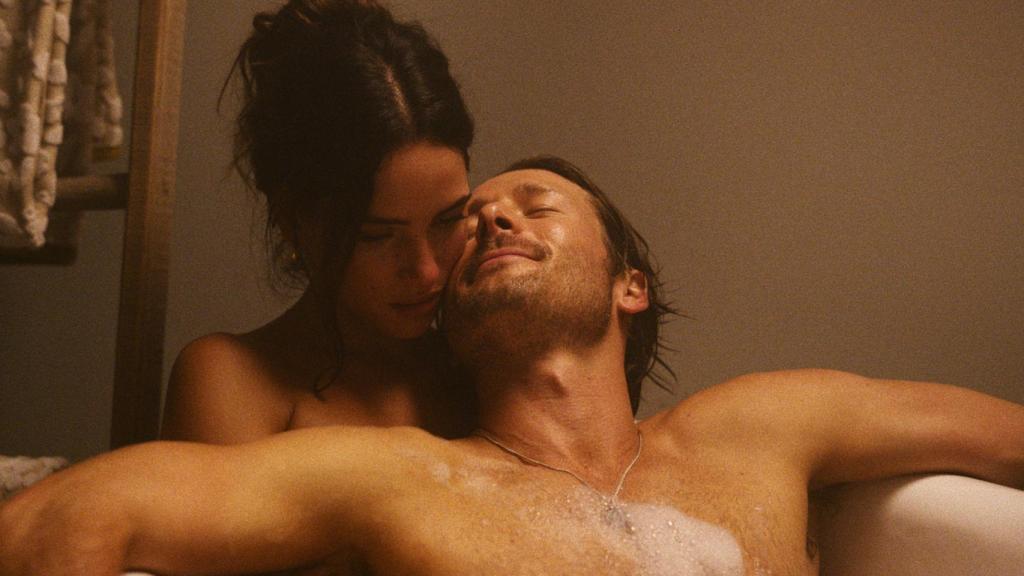 Adria Arjona y Glen Powell, en 'Hit Man'