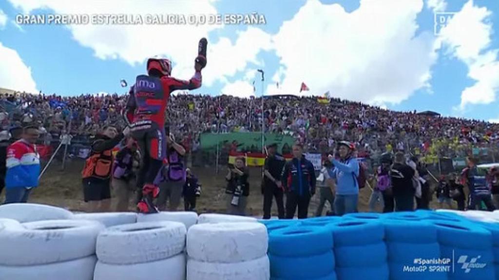 Jorge Martín celebra el triunfo con los aficionados.