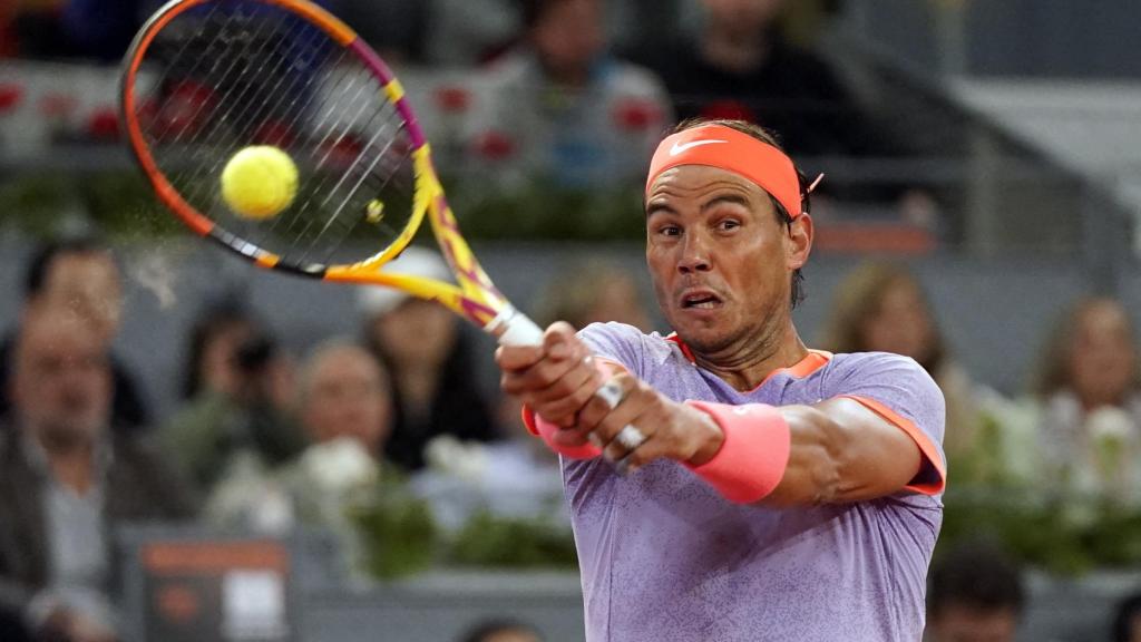 Rafa Nadal ejecuta un revés.
