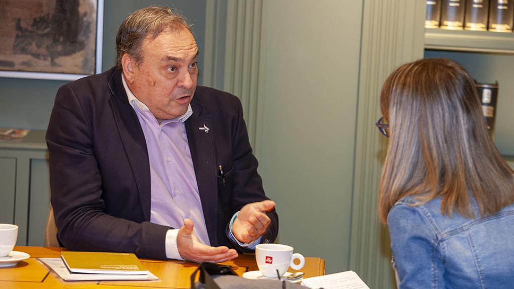 Julián Nevado atiende a este periódico minutos antes de su ponencia.
