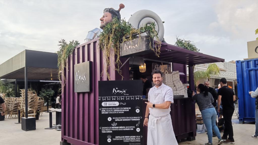 Pablo Montoro, en el montaje de su food truck para Moma este viernes.