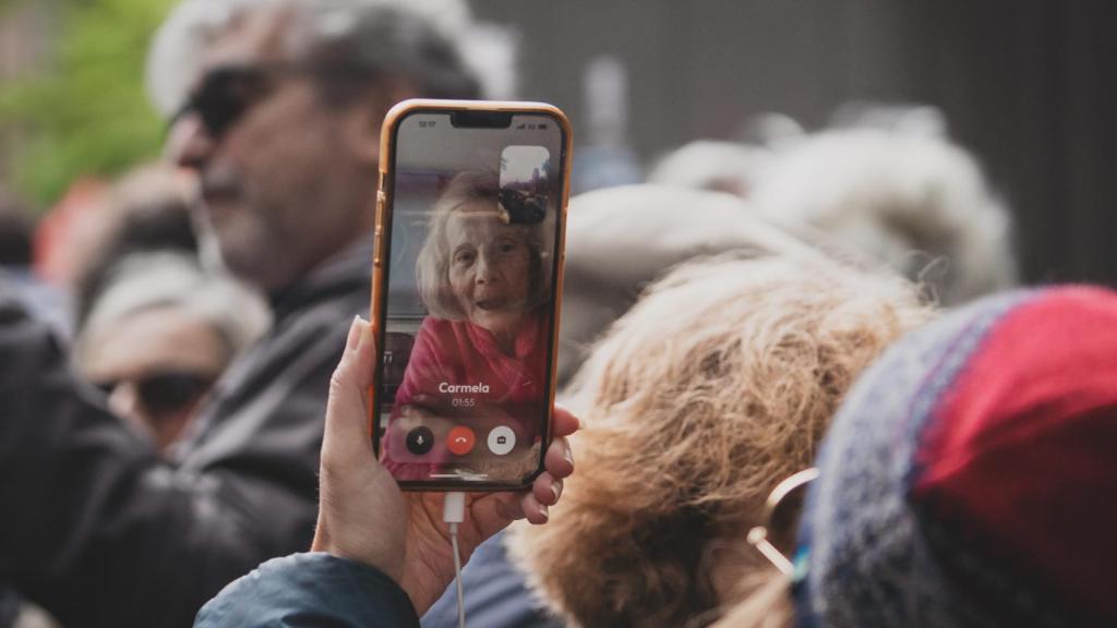 Llamadas por Facetime para que la familia no se pierda la manifestación.