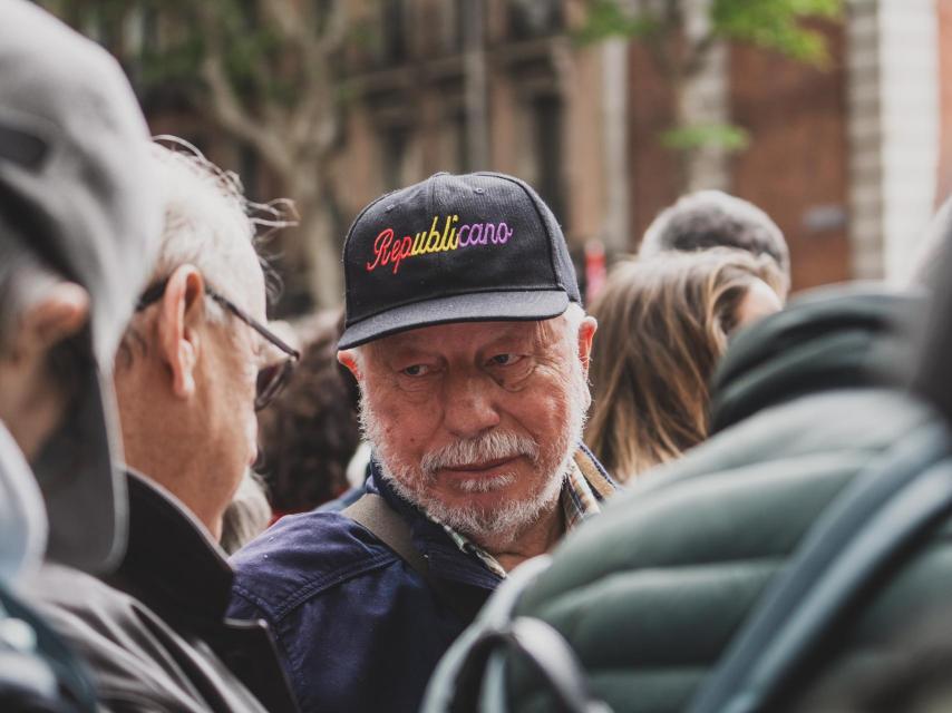 Un señor manifestante con la gorra de la República.
