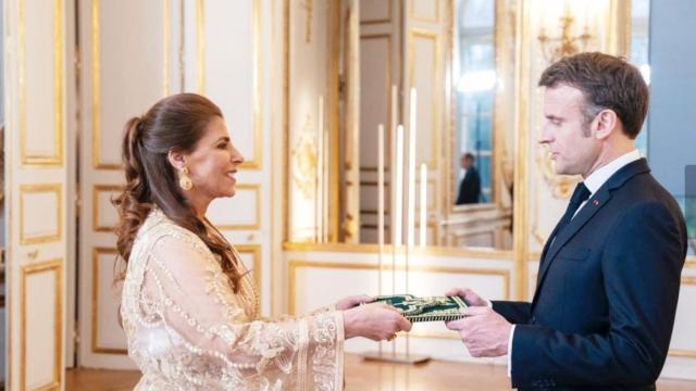 La embajadora de Marruecos en Francia, Samira Sitail, y el presidente Macron, en su último encuentro en febrero.