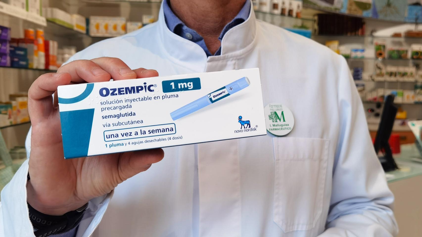 Un farmacéutico sostiene una caja de Ozempic.