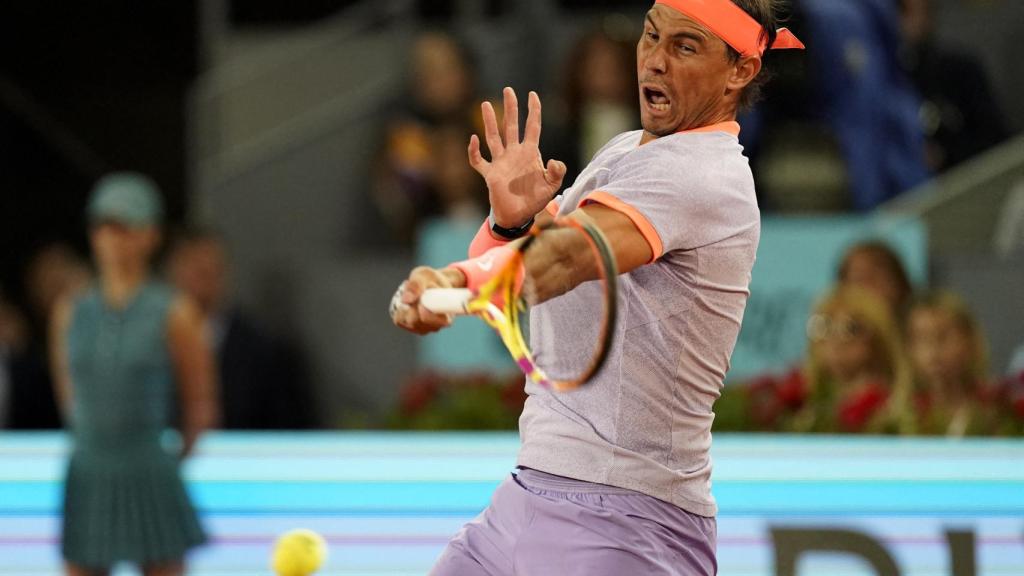 Nadal ejecuta un golpe en el partido ante De Miñaur.